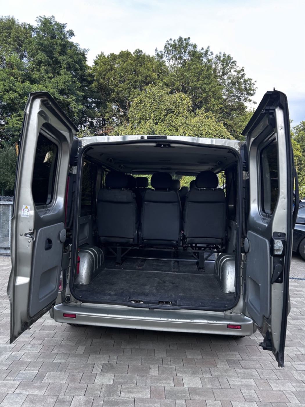 Otwarte tylne drzwi i bagażnik busa