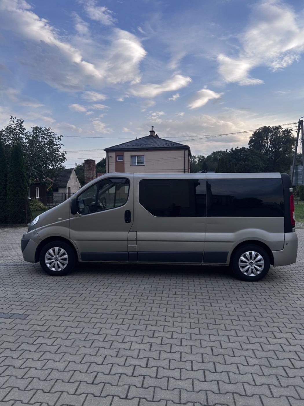 Renault Trafic 9-osobowy w wersji long - widok z przodu