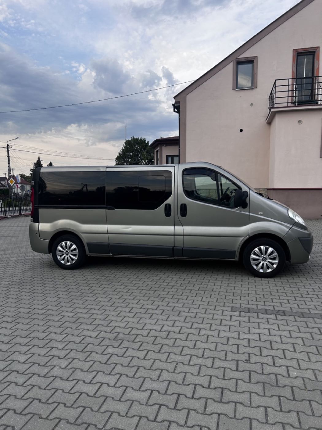 Bus 9-osobowy long - bok od strony pasażera