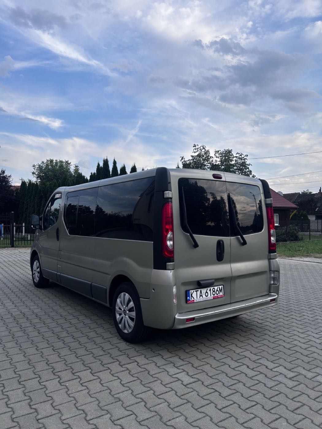 Bus 9-osobowy long - widok z tyłu i boku